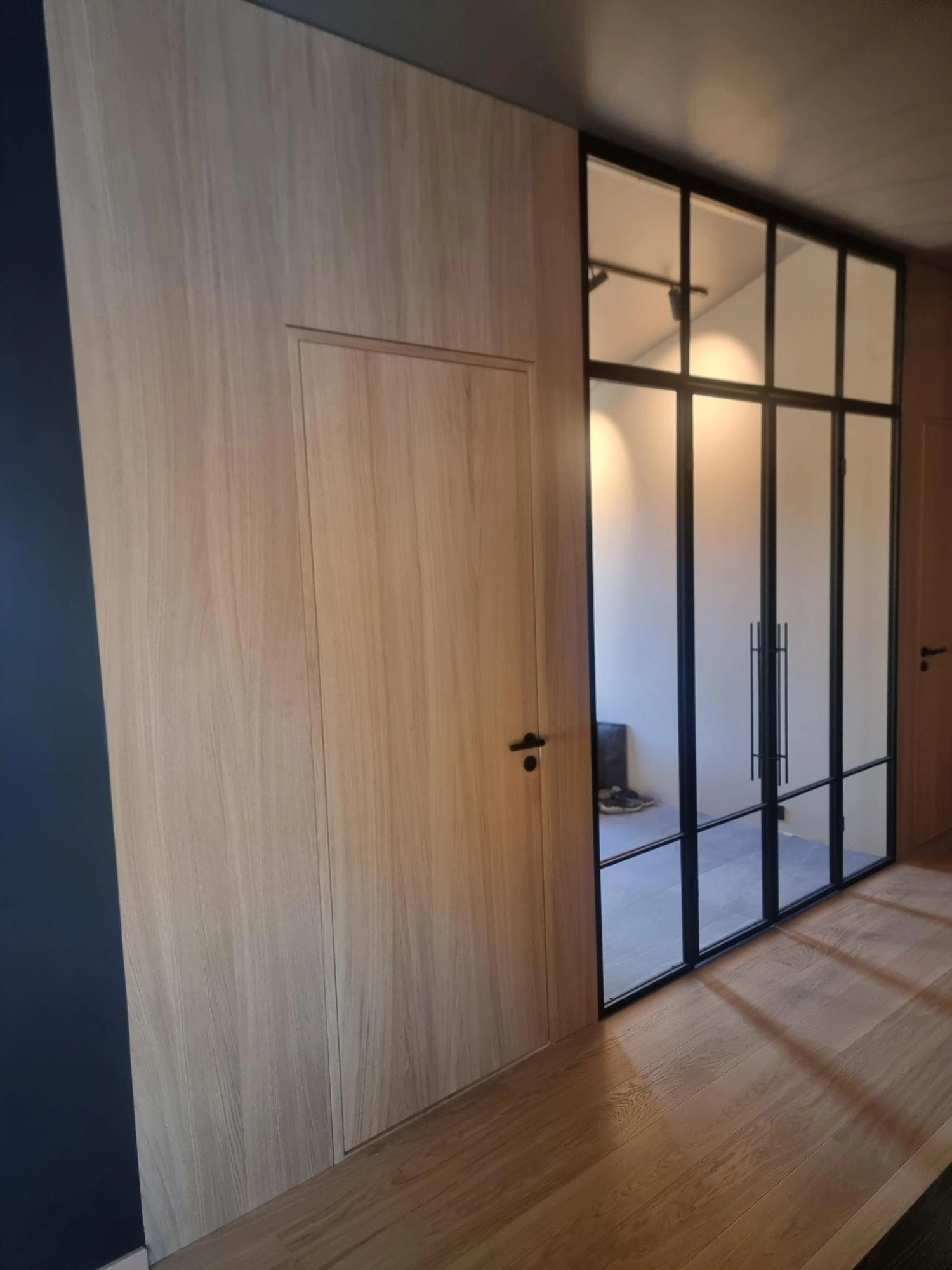 Eikedør i eikevegg, listefritt og skjulte hengsler. Oljet Osmo 3040 Hvit + 3062 Fargeløs Matt