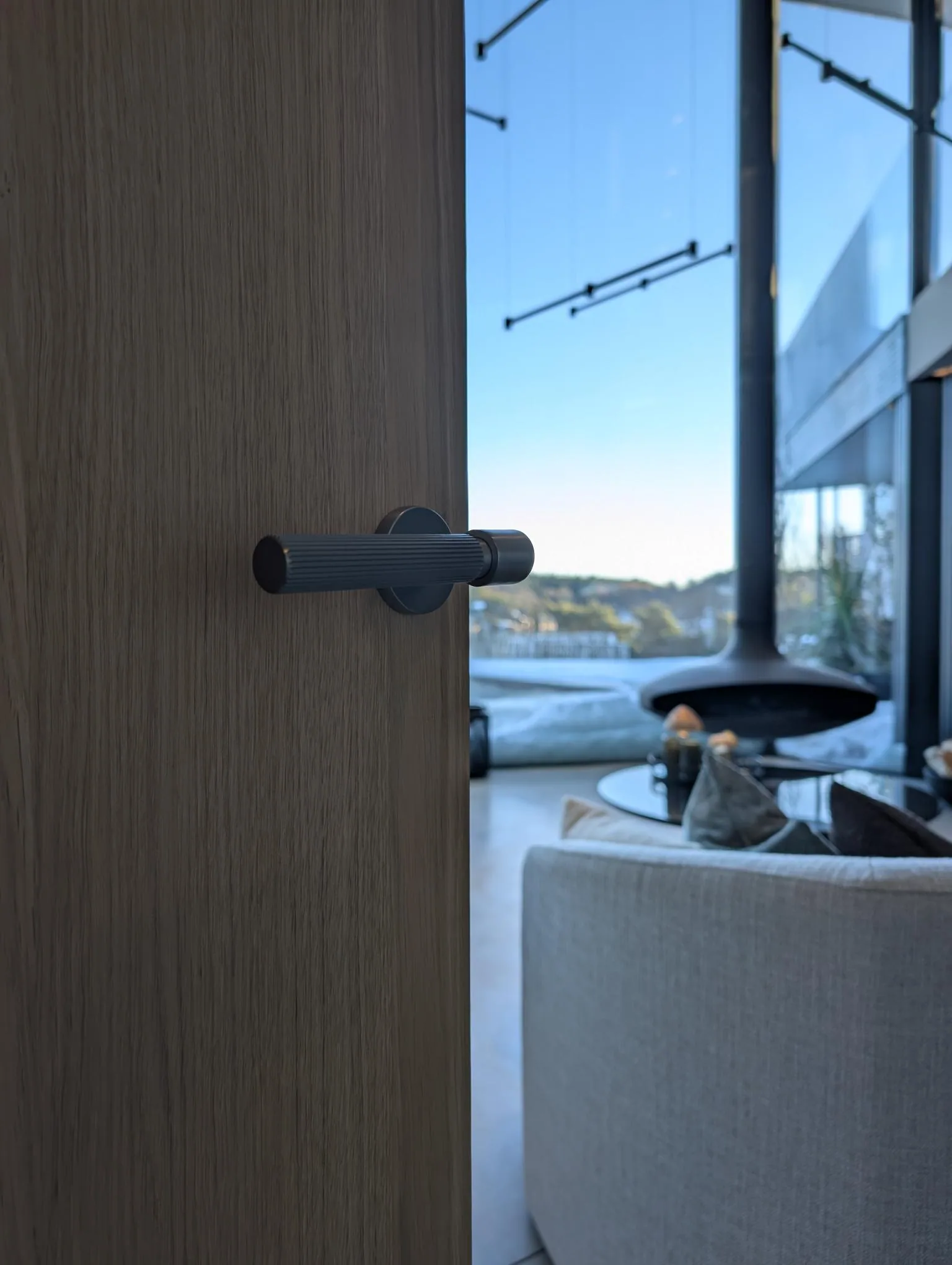 Detalj slett eikedør med vrider, uten utfresing for nøkkelhull.