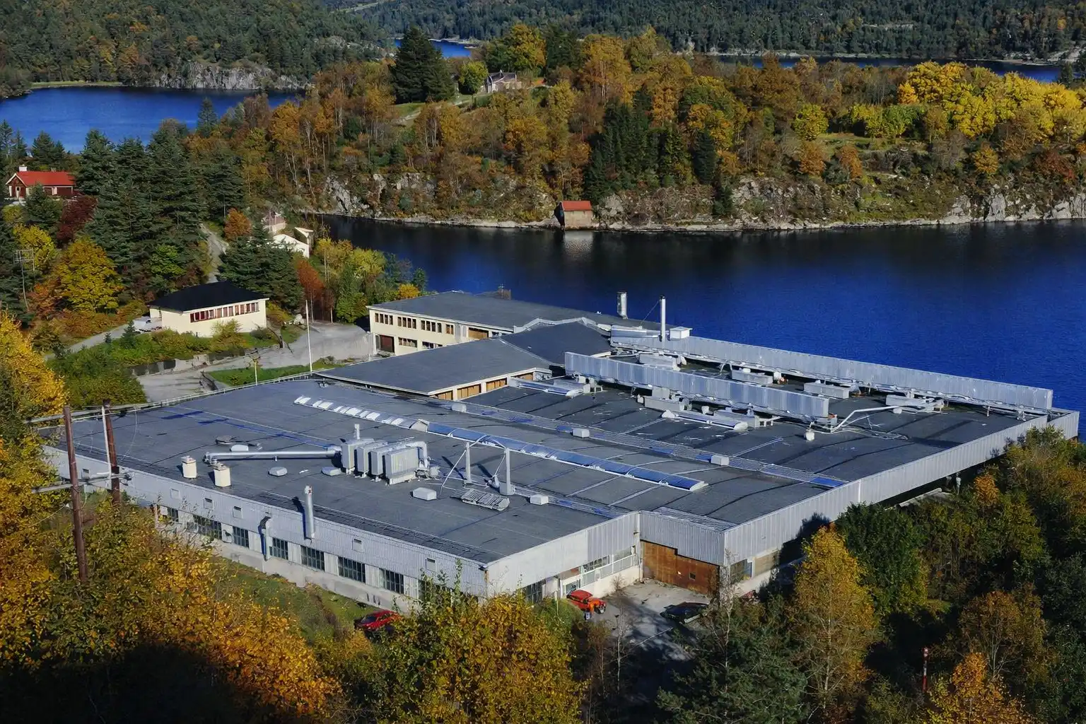 Norsk Dør sin fabrikk i Eikangervåg ved Fensfjorden