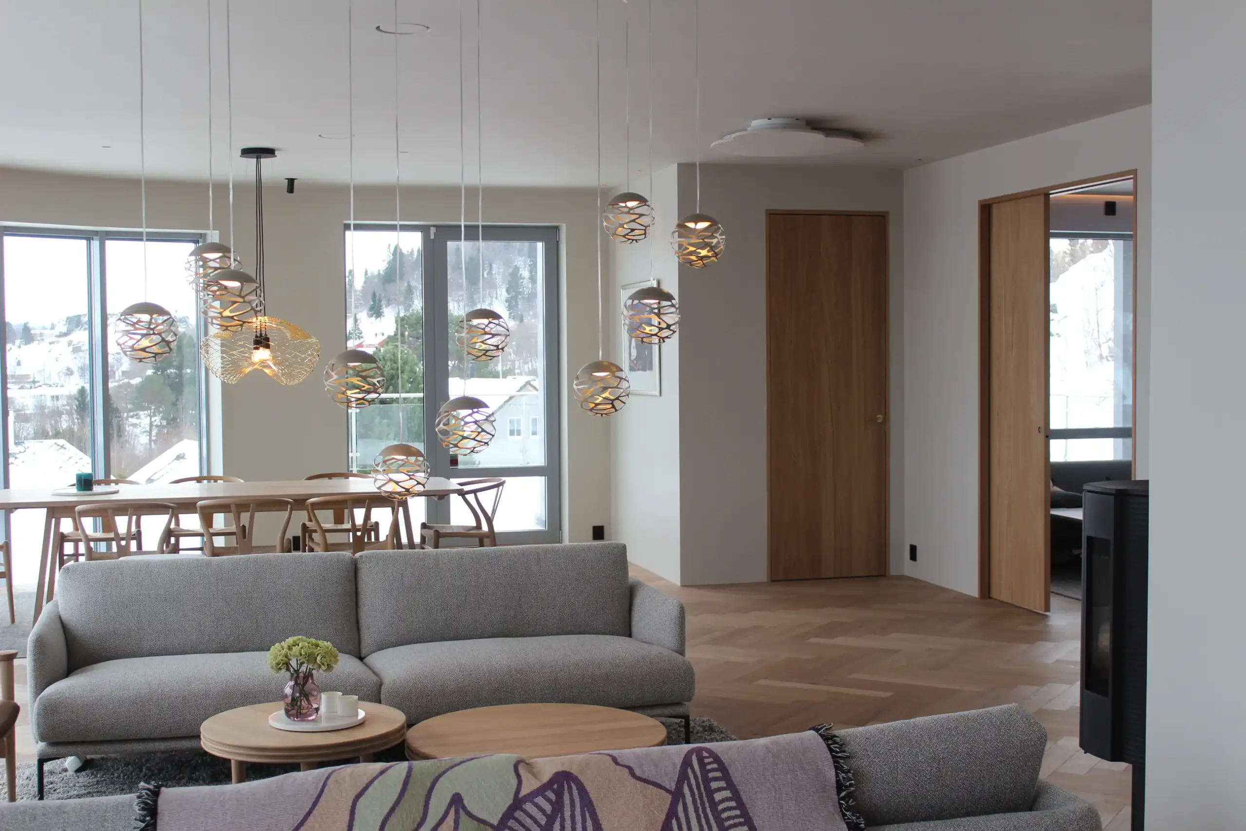 Eikeskyvedør i moderne stue